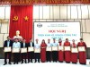 Đồng chí Nguyễn Thị Mỹ, Cục trưởng Cục Thống kê trao tặng Giấy khen các tập thể