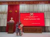 Đồng chí Nguyễn Thị Mỹ trao Quyết định kết nạp đảng viên