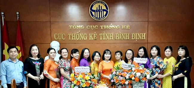 Công đoàn Cục Thống kê Bình Định tặng hoa chúc mừng chị em phụ nữ nhân ngày 20-10
