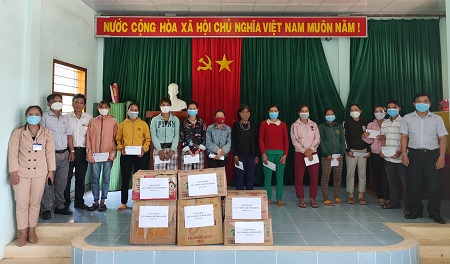 Cục Thống kê tỉnh Bình Định thăm và tặng quà đồng bào Thôn 3, xã An Nghĩa, huyện An Lão