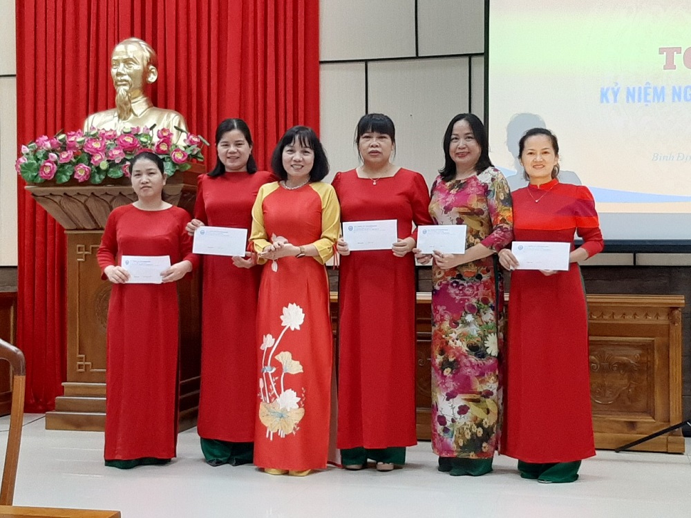 Cục trưởng Nguyễn Thị Mỹ trao giải thưởng các đội thi