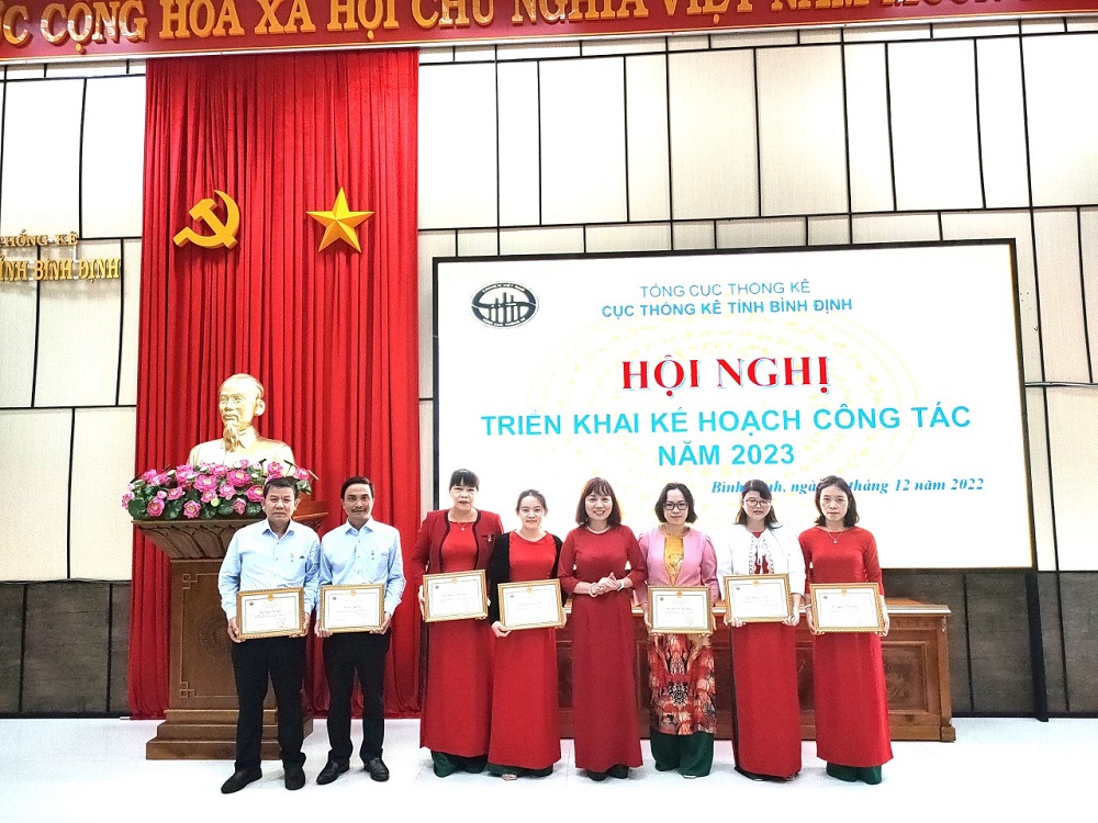 Đồng chí Nguyễn Thị Mỹ, Cục trưởng Cục Thống kê trao tặng danh hiệu Chiến sỹ thi đua cơ sở năm 2022