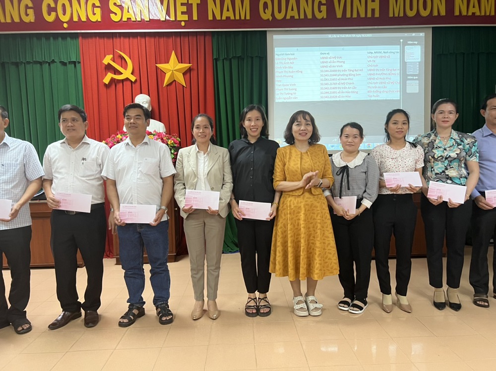 Đồng chí Nguyễn Thị Mỹ, Cục trưởng Cục Thống kê trao thưởng cho các công chức đạt kết quả thi cao